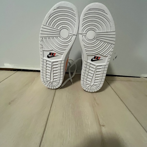 Jordan 1 MID - Picture 2 of 3